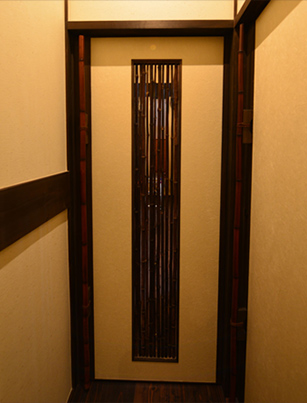 竹を使った、細工物の扉